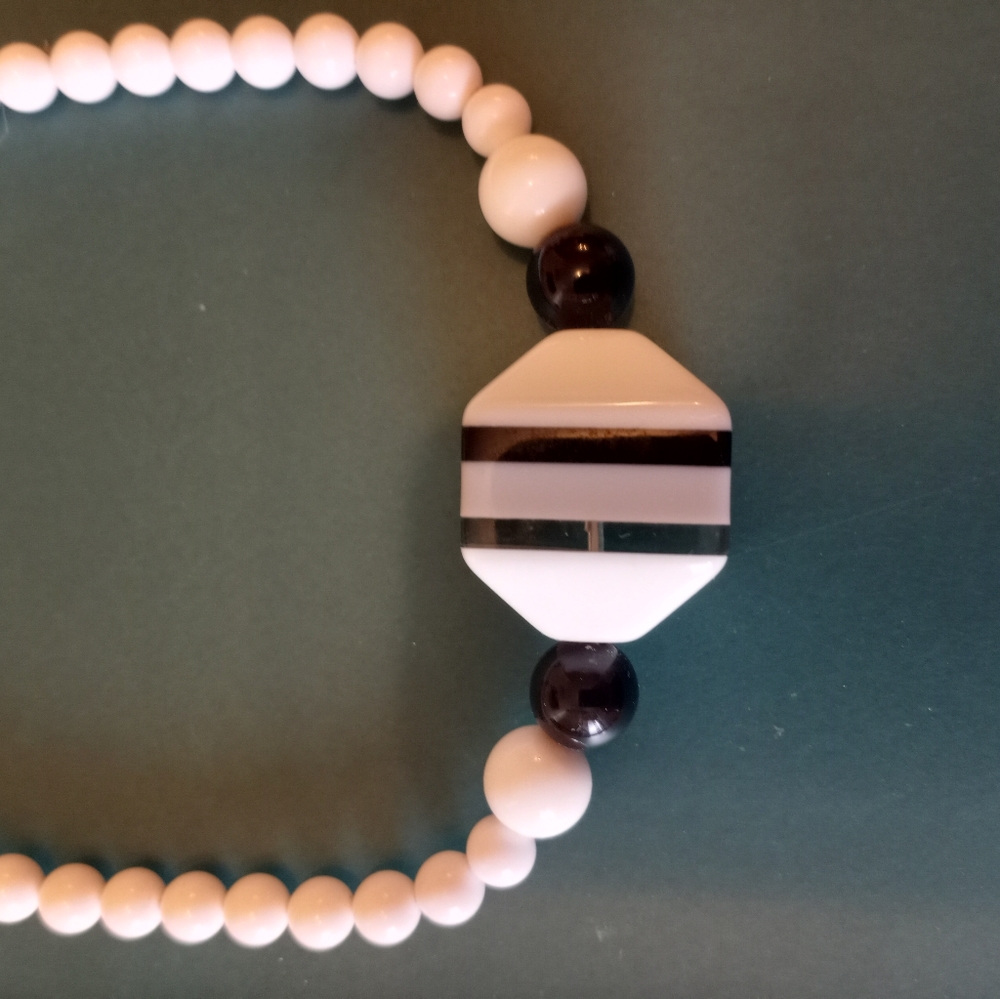 White & black plastic necklace/bracelet set